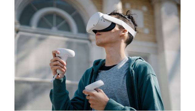 Visuel personnage avec casque de réalité virtuelle