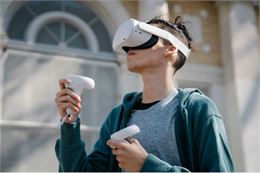 Visuel personnage avec casque de réalité virtuelle