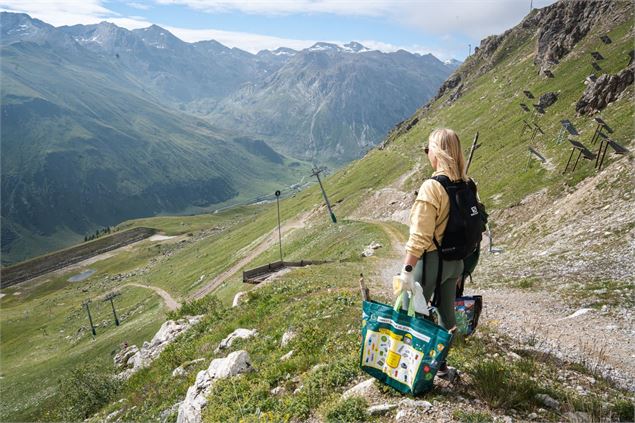 Ramassage des déchets sur Bellevarde - Corentin Valençot - Val d'Isère Tourisme