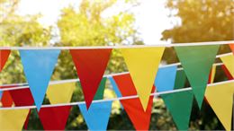 fanions multicolores - canva