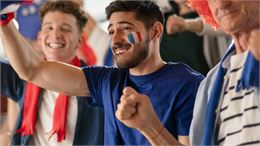 hommes aux couleurs de la france devant un match de foot - canva