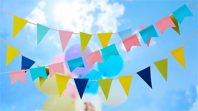 guirlande fanion ciel bleu - canva