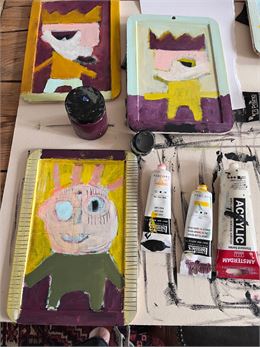 Atelier peinture sur ardoise avec l'artiste MIKA_Les Carroz-d'Arâches