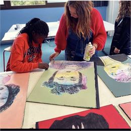 Atelier portrait et peinture sur carton avec l'artiste Delphine Cossais_Les Carroz-d'Arâches
