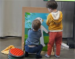 Deux enfants face à un tableau qu'ils doivent compléter - La Turbine sciences