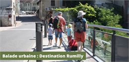 Personnes qui se baladent dans Rumilly - Musée Rumilly