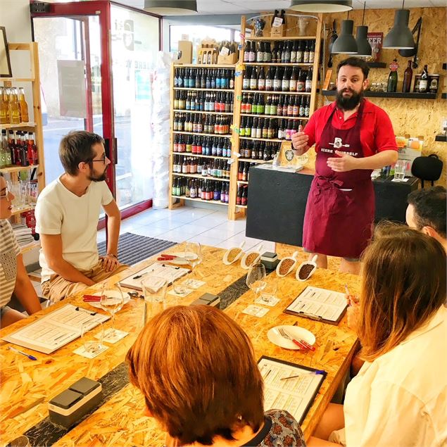 Maxime, le brasseur, animant l'atelier - Bière Yourself