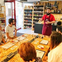 Maxime, le brasseur, animant l'atelier - Bière Yourself