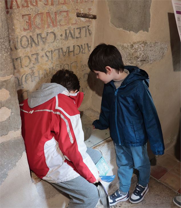 Les enfants cherchent le trésor caché au Palais de l'Île d'Annecy - Ville d'Art et d'Histoire