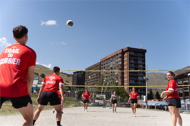 Groupe de sportifs qui joue au volleyball en centre station du Corbier - Office de Tourisme Le Corbi