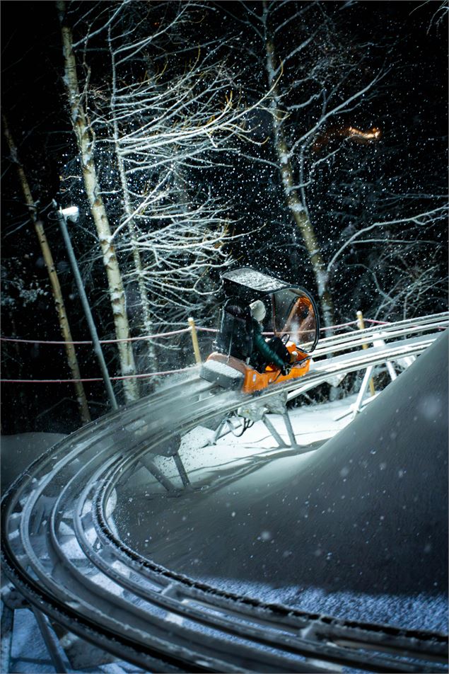 Descente en luge nocturne - Maeva photographies