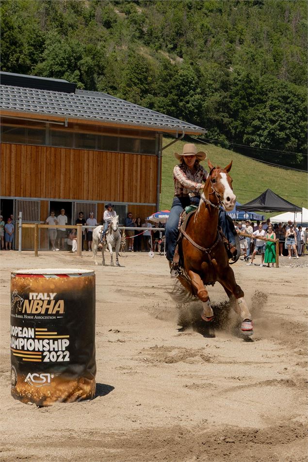 Une cavalière sur son cheval approche d'un tonneau pour en faire le tour - Flo Little Ranch