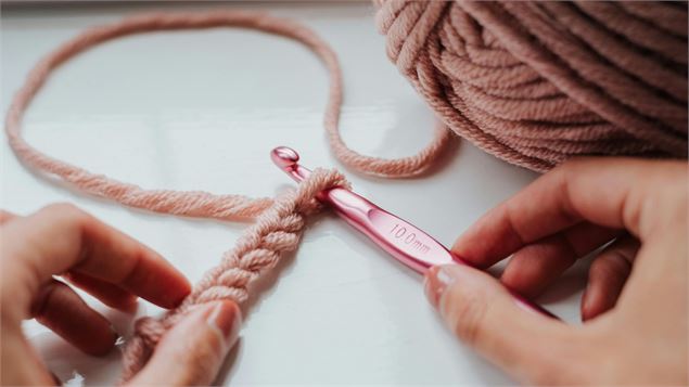main de femme qui fait du crochet - canva