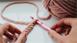 main de femme qui fait du crochet - canva