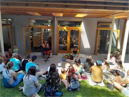 Lecture en plein air à la Médiathèque de l'Ourse Bleue_Fillinges