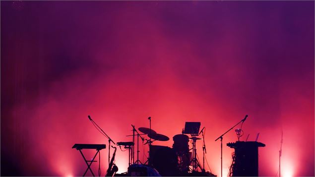 instruments musique (batterie etc) sur scène - canva