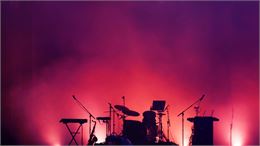 instruments musique (batterie etc) sur scène - canva