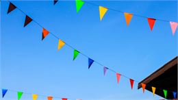 guirlandes banderoles multicolores - canva
