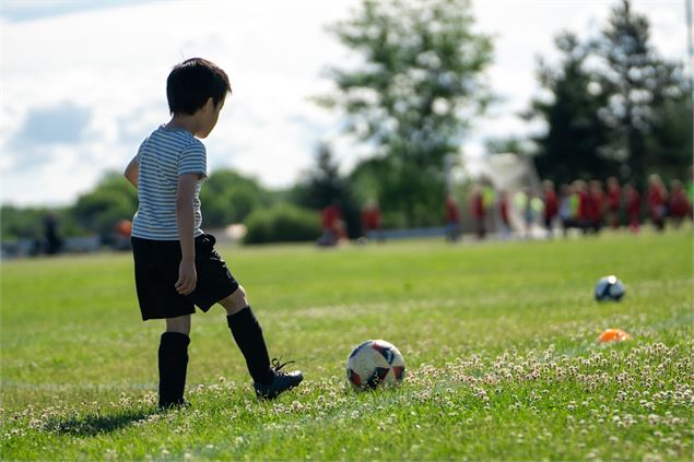 tournoi amical de foot pour les 6 à 11 ans - Libre de droits