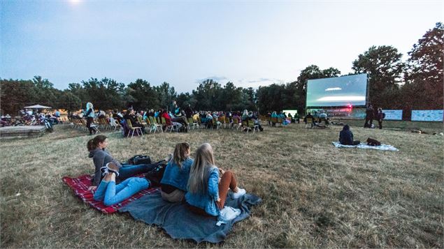 cinéma plein air dans un champ - canva