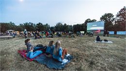 cinéma plein air dans un champ - canva