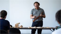 "Les secrets de fabrication d’un violon et son archet" : Conférence-atelier par Charles Coquet, luth