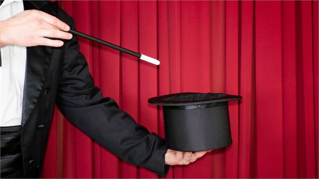 chapeau de magicien et baguette de magicien sur fond rouge - canva