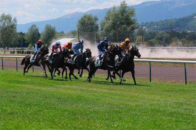 Courses de galop 2026 à l'hippodrome_Divonne-les-Bains - office de tourisme
