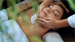 femme qui se fait masser le visage - canva
