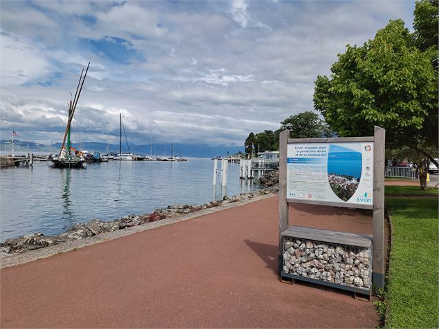 panneau d'information sur les quais - Ville d'Evian