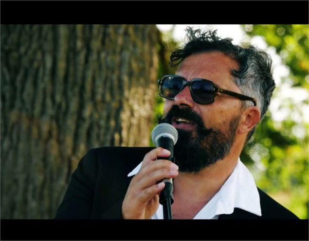 chanteur du trio Peaky Swingers - Peaky Swingers