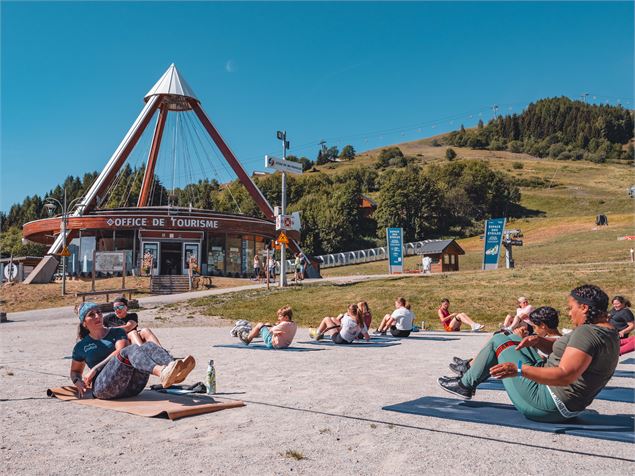 Réveil musculaire avec Océane notre animatrice fitness - Office de Tourisme Le Corbier