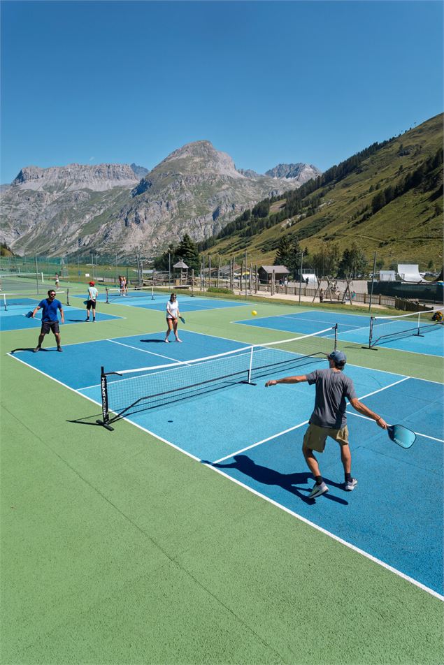 Pickleball entre amis au Manchet - Val d'Isère Tourisme - Tristan Shu