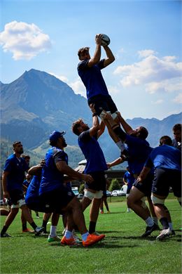 Séance de dédicaces des joueurs du Castres Olympique_La Plagne - CASTRES OLYMPIQUE