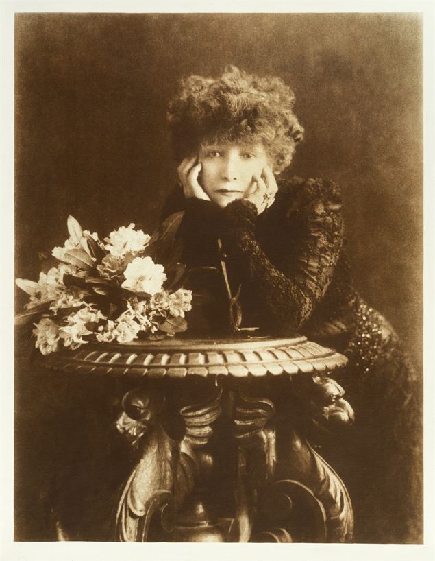 Sarah Bernhardt à la ville, photographie W. & D. Downey, dédicacée, 1902 - collection Daniel Ladeuil