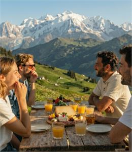 Groupe qui prend l'apero face au mont blanc