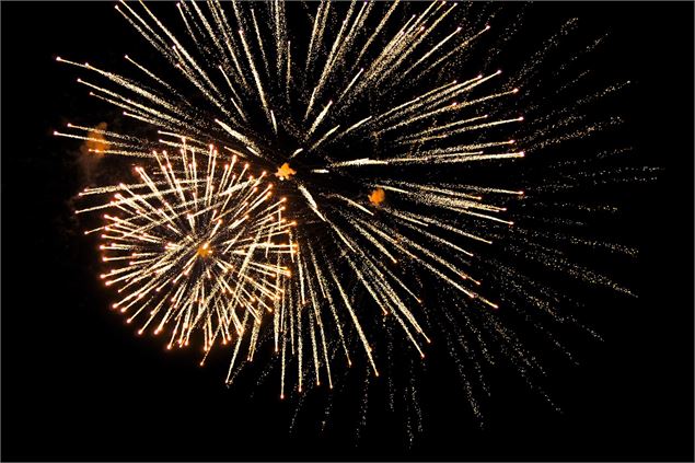 Bal et feu d'artifice_Tenay - Pixabay