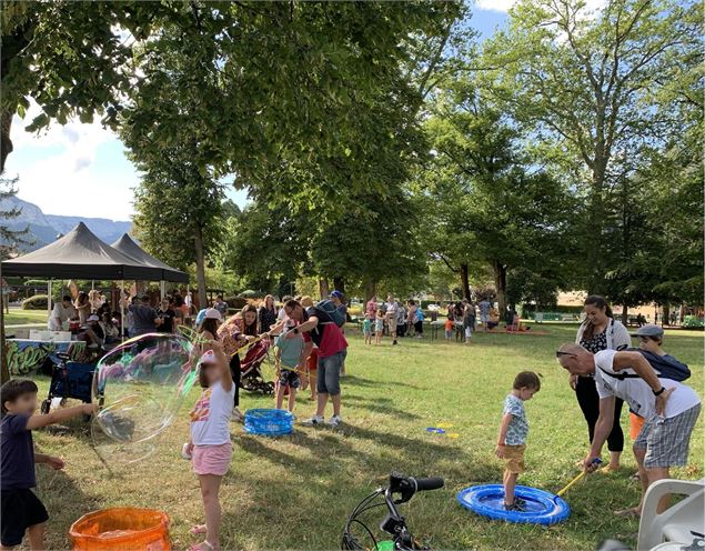 famille jouant dans le parc - Faverges Actu