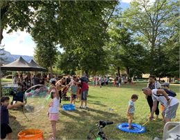 famille jouant dans le parc - Faverges Actu