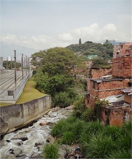 Photographie "Quebrada Santa Elena, Medellín", de la série "Epígrafe de los cuerpos. Cantos, embosca