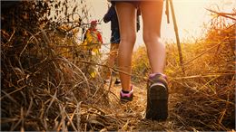personnes qui font une randonnée - canva