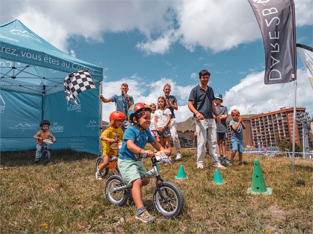 Enfants qui font une course de draisienne au Corbier - Office de Tourisme Le Corbier