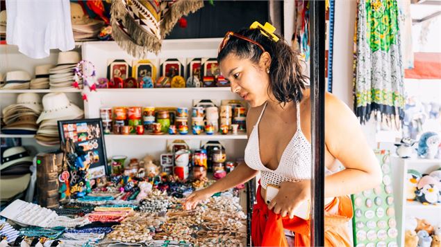 dame qui regarde un stand sur un marché de créateurs - canva