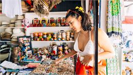 dame qui regarde un stand sur un marché de créateurs - canva