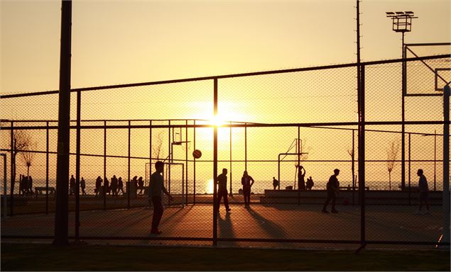 Des joueurs sur un terrain de basket - Image libre Pixabay