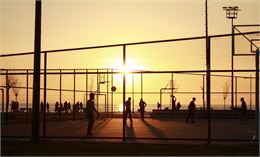 Des joueurs sur un terrain de basket - Image libre Pixabay