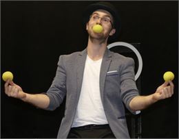 Autour des Cabanes : Magie et jonglerie avec « Le p’tit salon » par Cédric Bertox_Faverges-Seythenex
