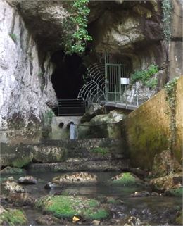 Entrée de la grotte de Corveissiat - AGEK
