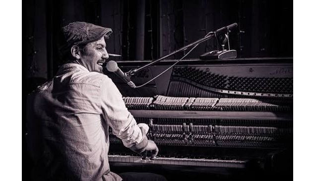 Tano et son piano à roulettes - Tano