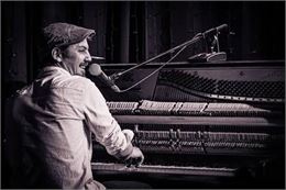 Tano et son piano à roulettes - Tano